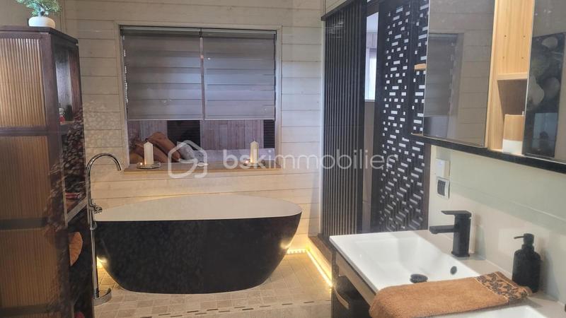 Maison - 239 m² - 8 pièces