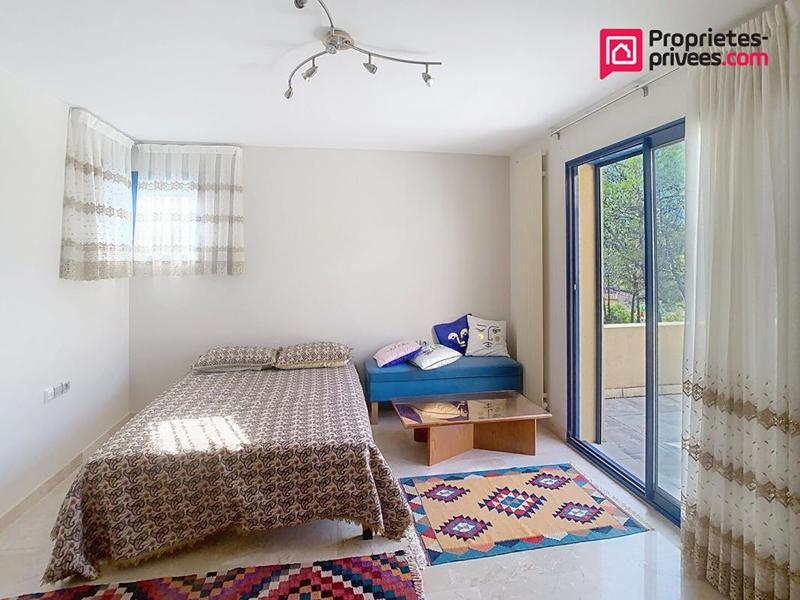 Maison - 365 m² - 12 pièces