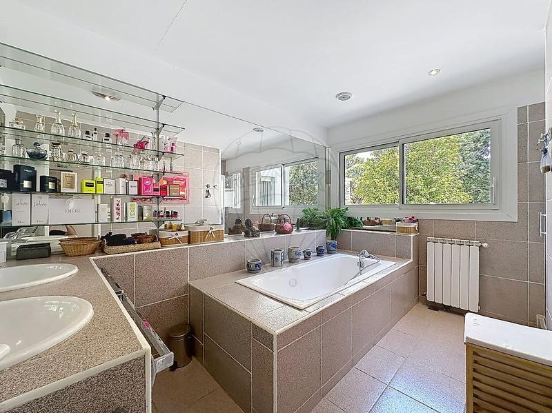 Propriété - 333 m² - 9 pièces