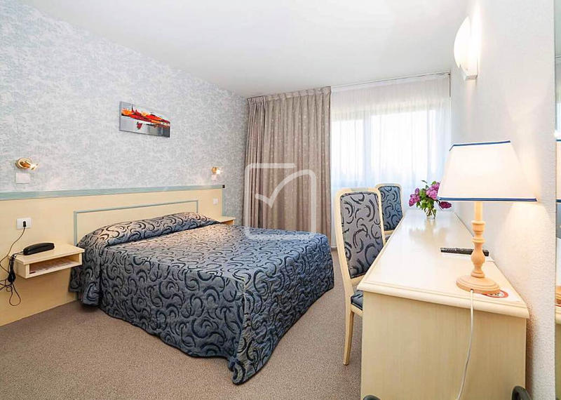 Propriété - 3 900 m² - 96 pièces