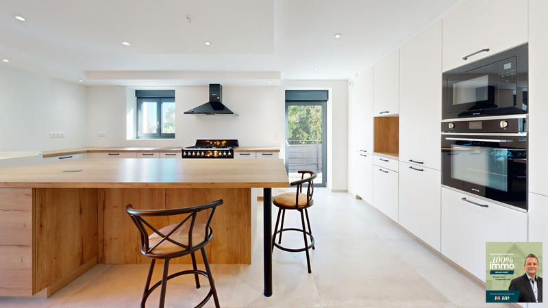 Maison - 239 m² - 6 pièces