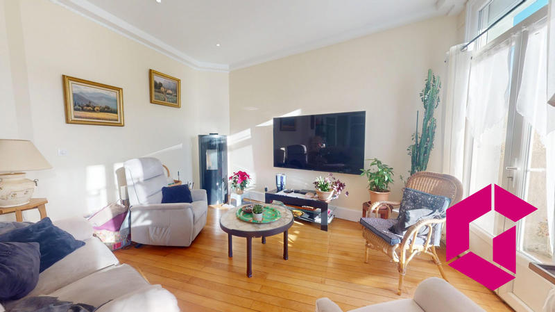 Maison - 337 m² - 9 pièces