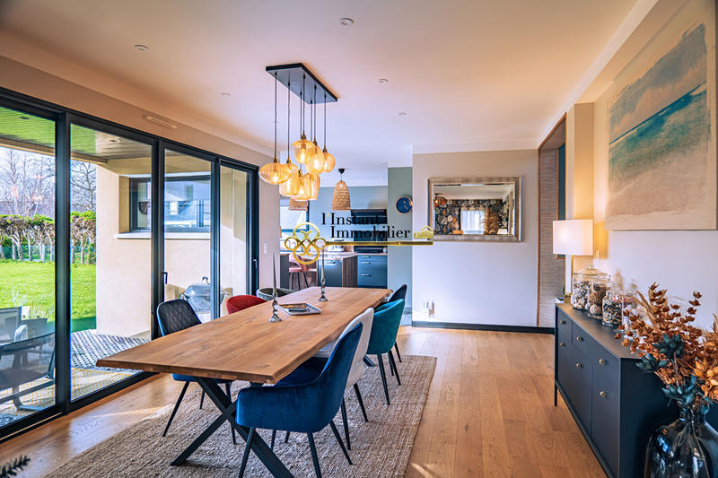 Maison - 238 m² - 8 pièces