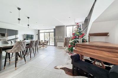 Villa - 324 m² - 6 pièces