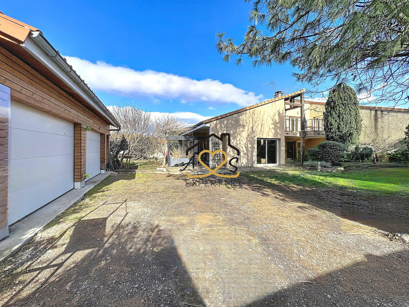 Maison - 263 m² - 11 pièces