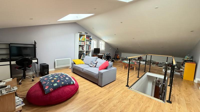 Maison traditionnelle - 210 m² - 8 pièces