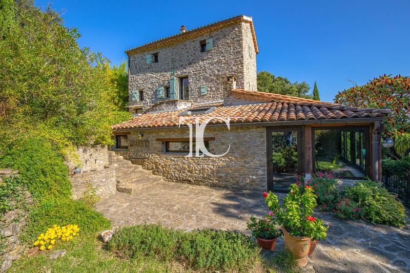 Propriété - 152 m² - 7 pièces