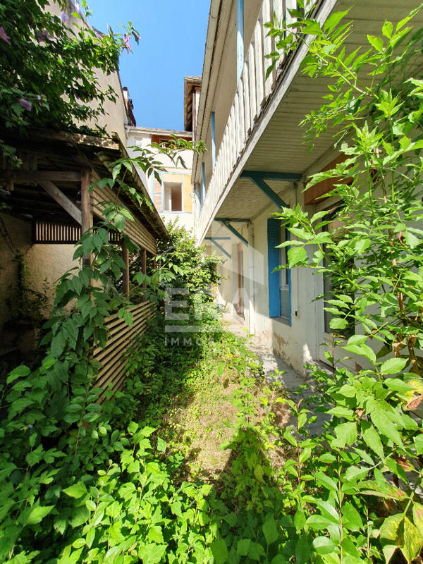 Maison - 240 m² - 10 pièces