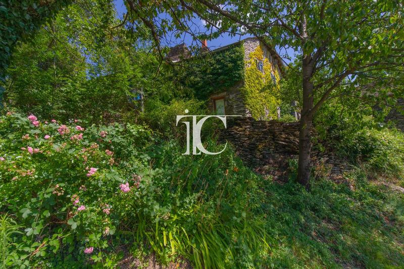 Propriété - 341 m² - 9 pièces