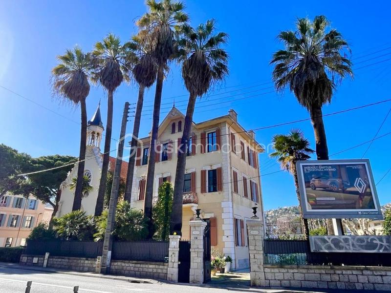 Demeure - 240 m² - 12 pièces