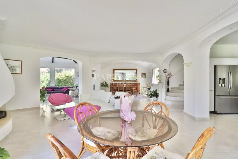 Maison - 240 m² - 9 pièces