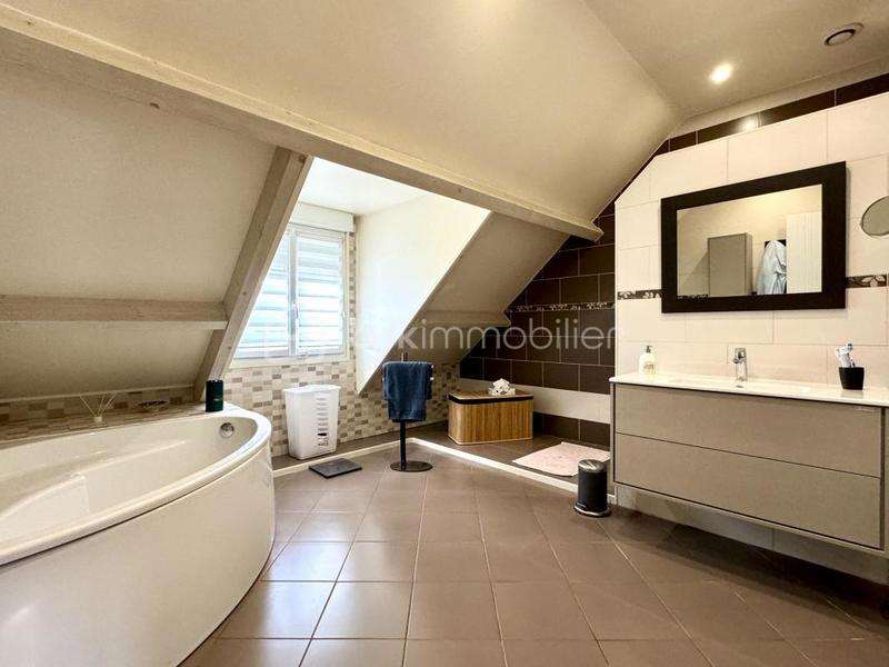 Maison - 214 m² - 7 pièces