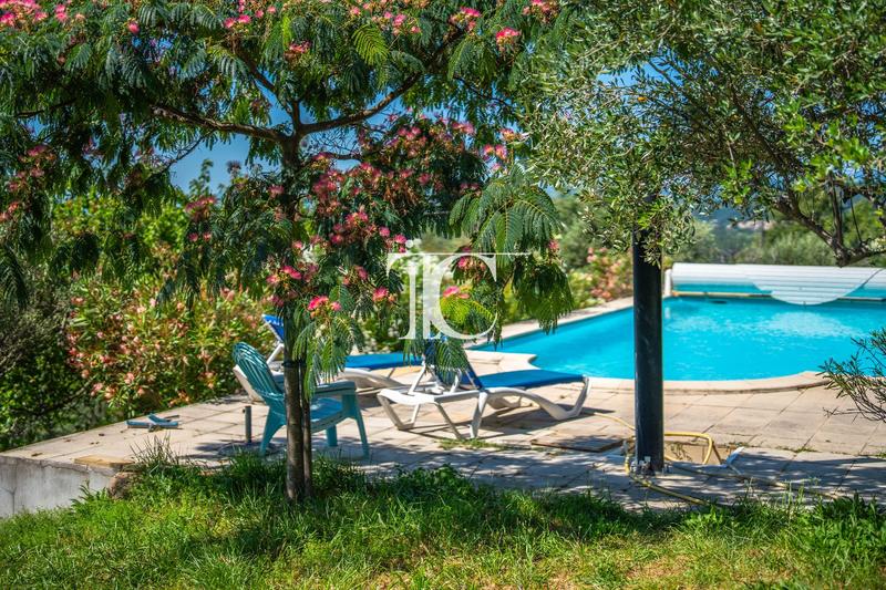 Propriété - 363 m² - 12 pièces