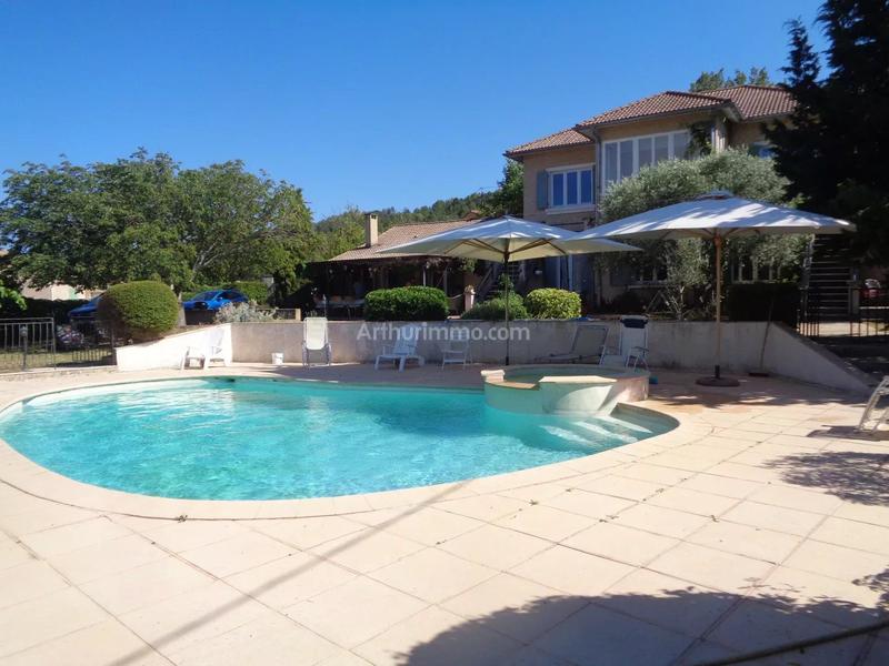 Maison - 240 m² - 10 pièces