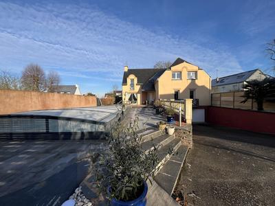 Maison traditionnelle - 170 m² - 8 pièces