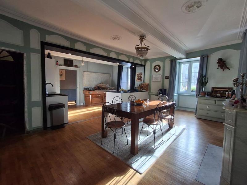 Maison - 280 m² - 10 pièces