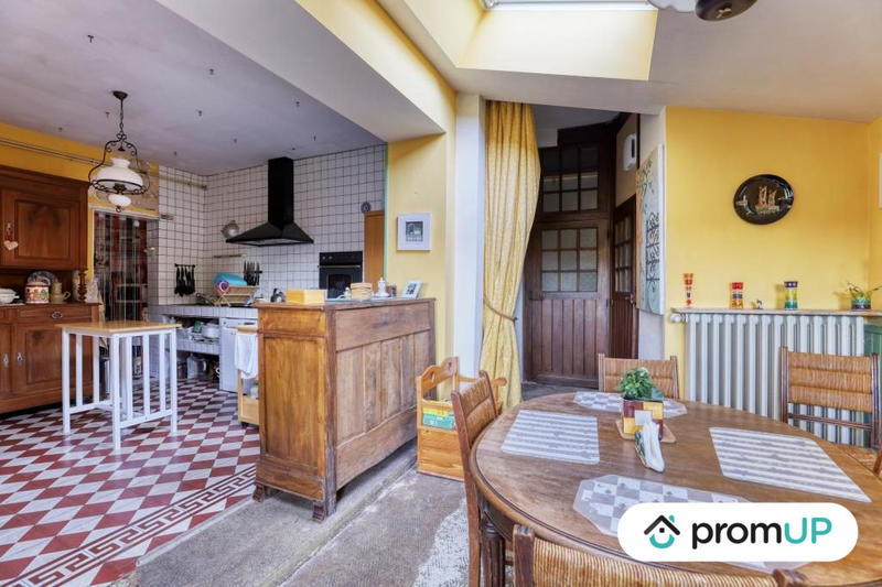 Maison - 270 m² - 10 pièces