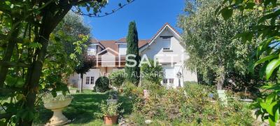 Maison - 253 m² - 10 pièces