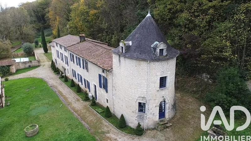 Maison - 370 m² - 18 pièces