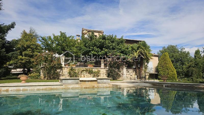 Propriété - 212 m² - 10 pièces