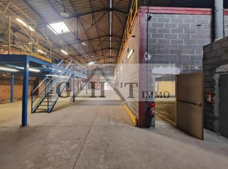 Entrepôt - 2 340 m²