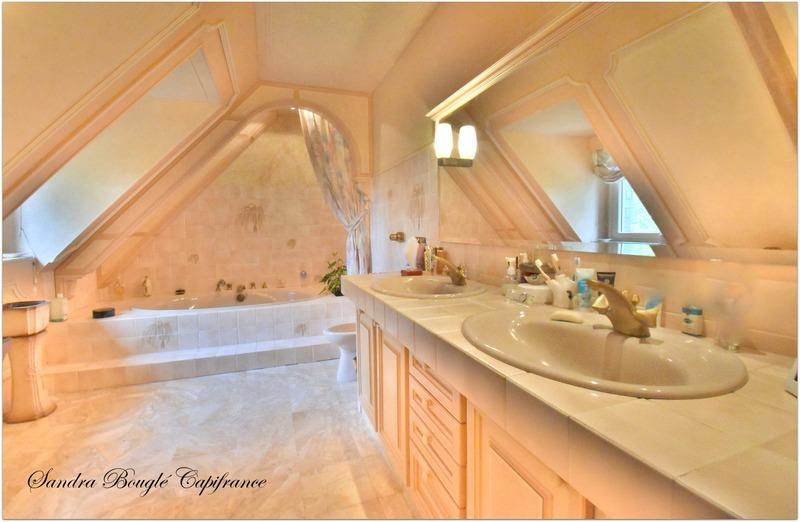 Propriété - 273 m² - 12 pièces