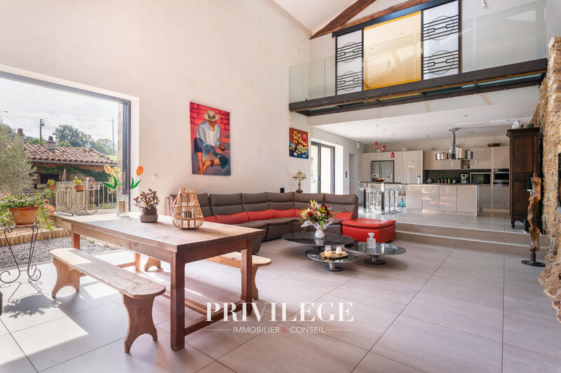 Propriété - 304 m² - 6 pièces