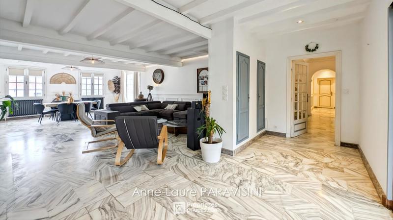 Maison - 270 m² - 10 pièces