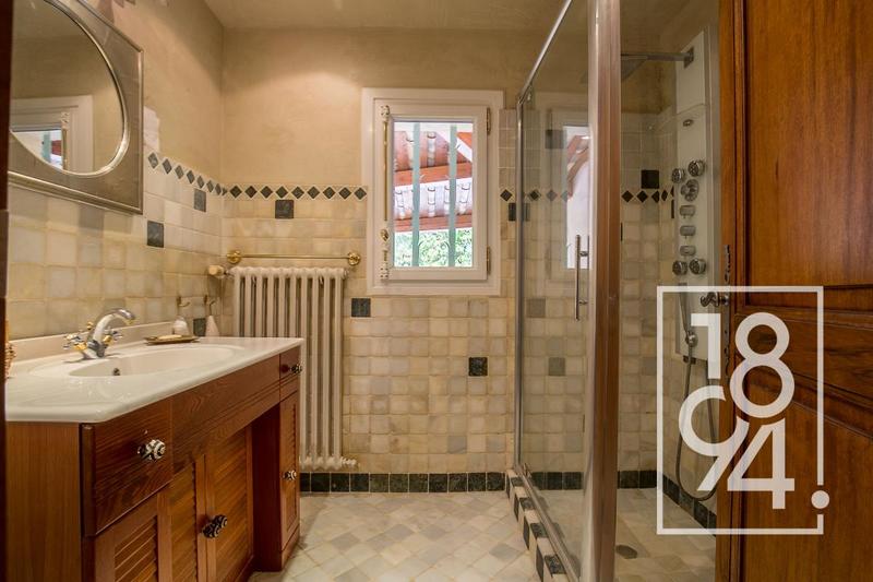 Villa - 261 m² - 7 pièces