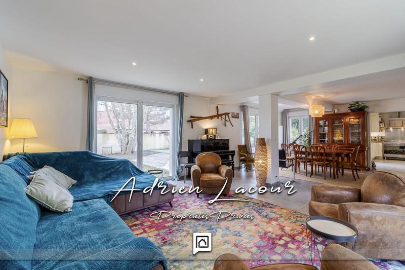 Maison - 222 m² - 12 pièces