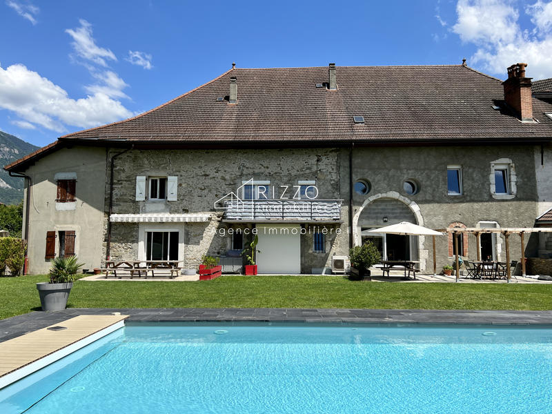 Maison - 326 m² - 11 pièces