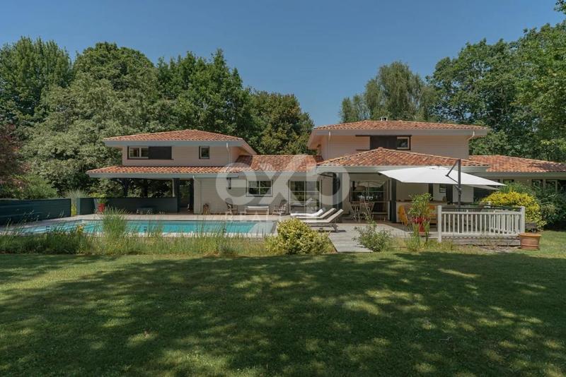 Propriété - 220 m² - 8 pièces