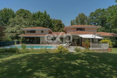 Propriété - 220 m² - 8 pièces