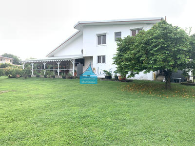 Maison - 230 m² - 6 pièces