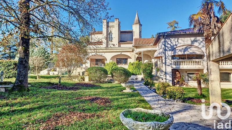 Maison - 445 m² - 11 pièces