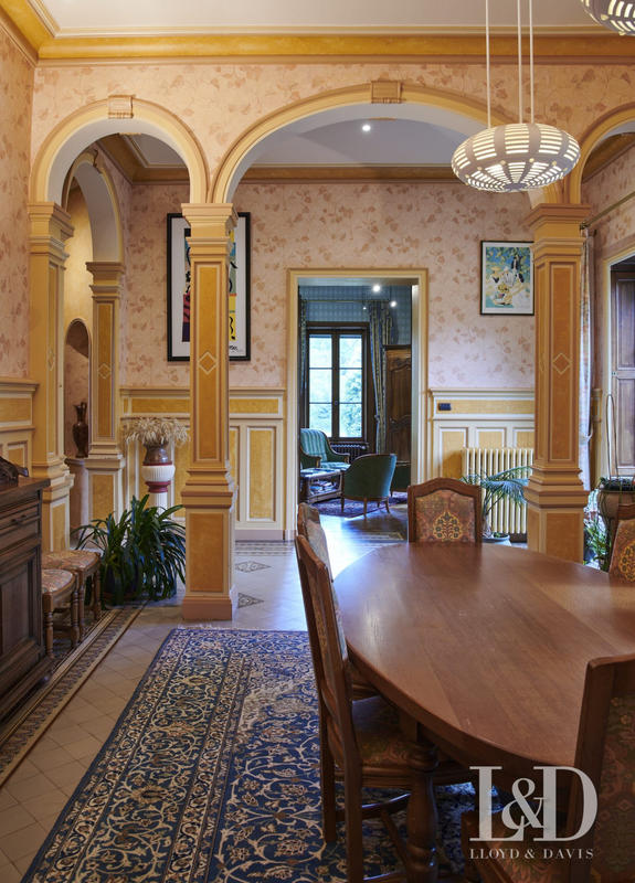 Maison - 460 m² - 10 pièces