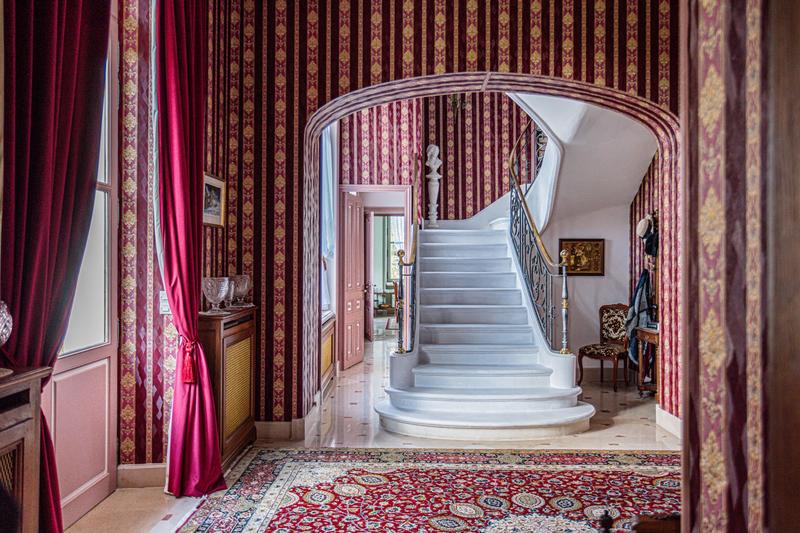 Propriété - 1 125 m² - 25 pièces