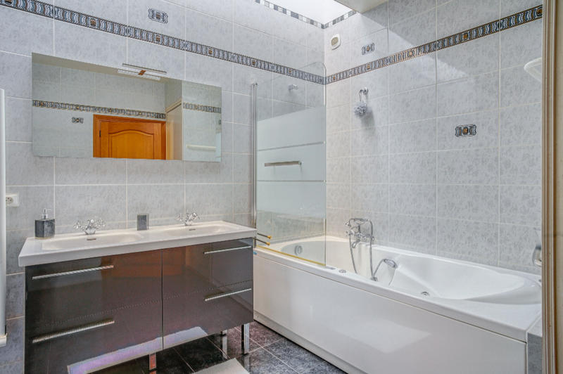 Maison - 350 m² - 12 pièces