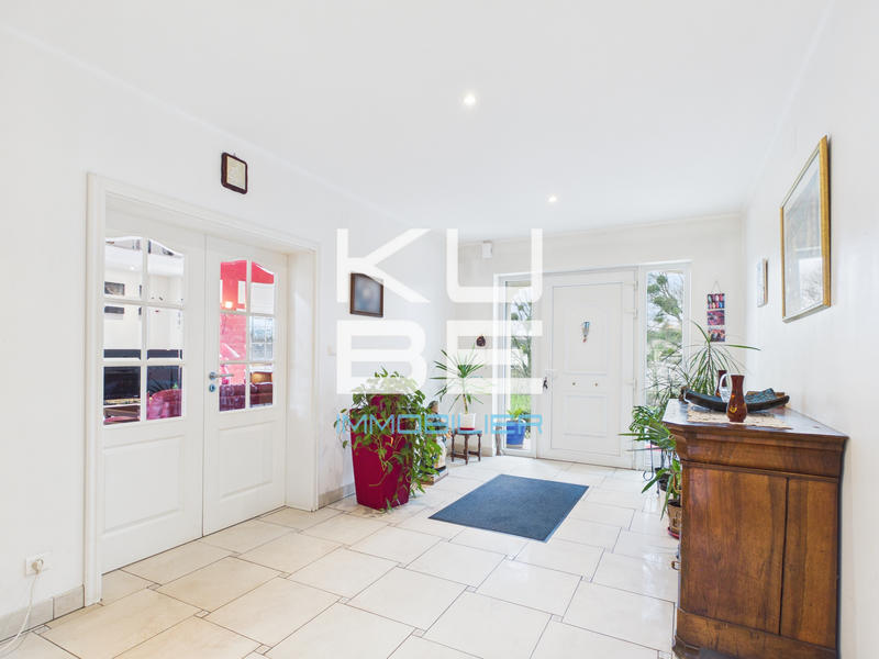 Maison - 220 m² - 8 pièces