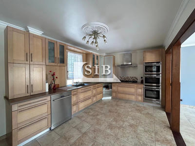 Maison - 238 m² - 9 pièces