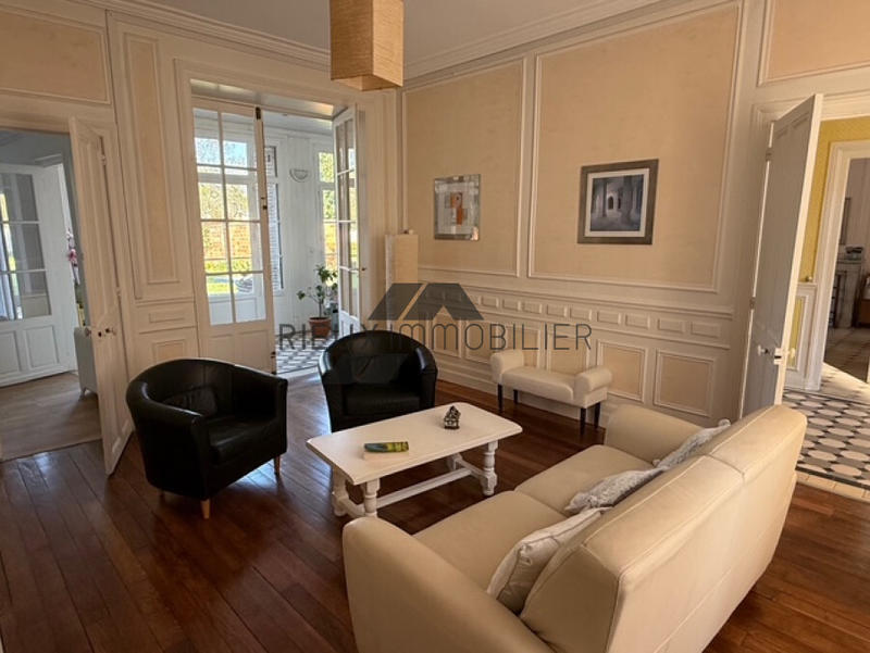 Propriété - 218 m² - 7 pièces