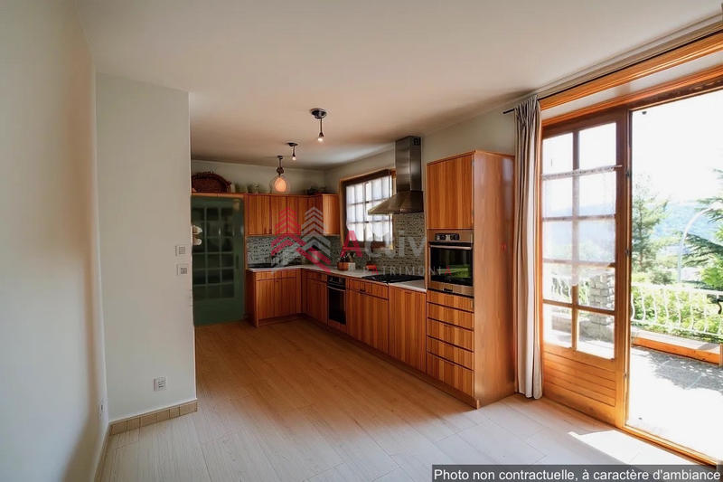 Maison - 209 m² - 9 pièces