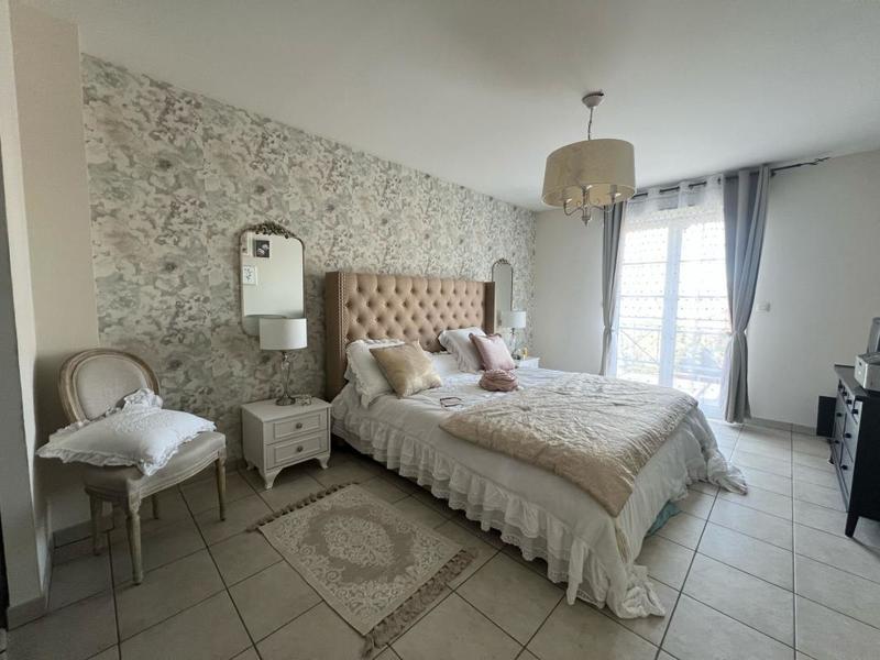 Maison - 230 m² - 9 pièces