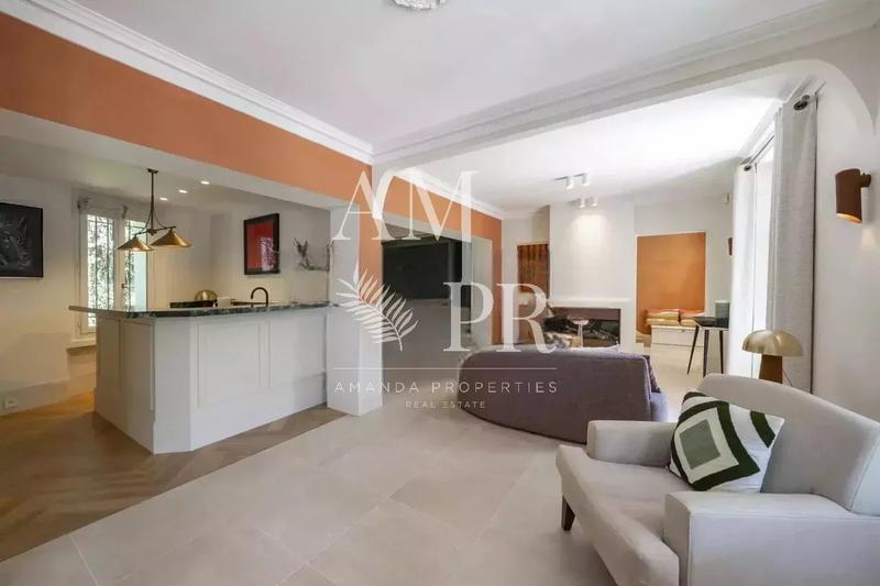 Maison - 300 m² - 8 pièces