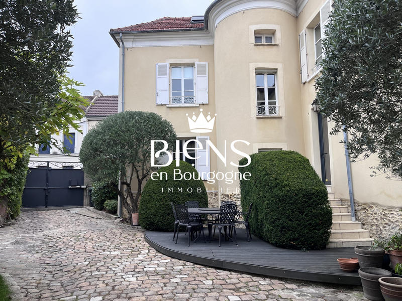 Maison ancienne - 248 m² - 10 pièces