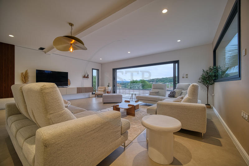 Propriété - 284 m² - 6 pièces