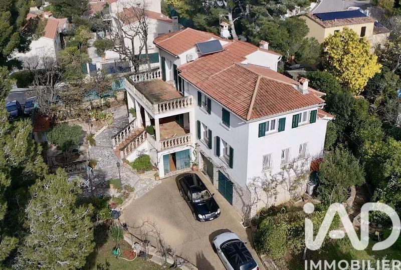 Maison - 198 m² - 8 pièces