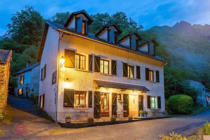 Propriété - 280 m² - 11 pièces