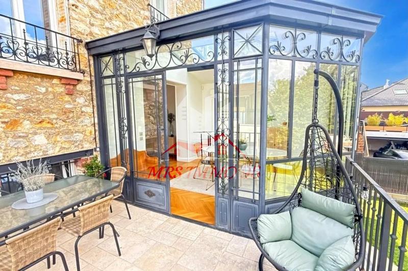 Maison - 180 m² - 8 pièces