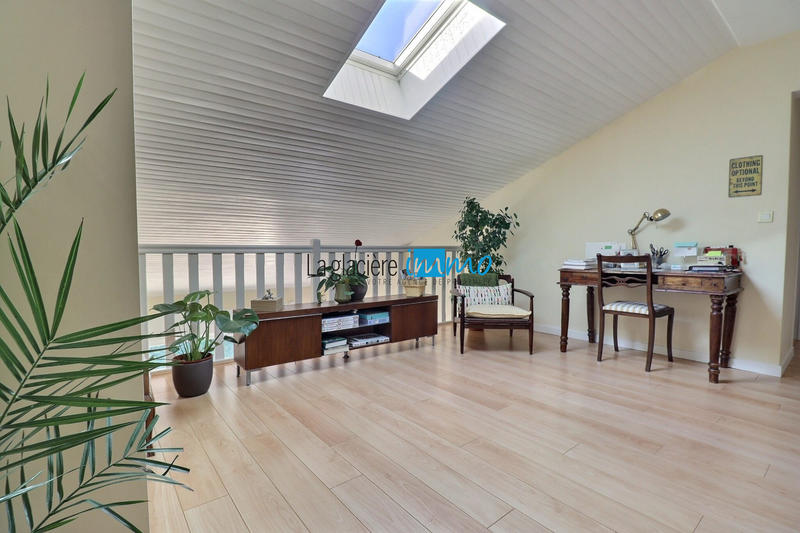 Maison traditionnelle - 240 m² - 7 pièces